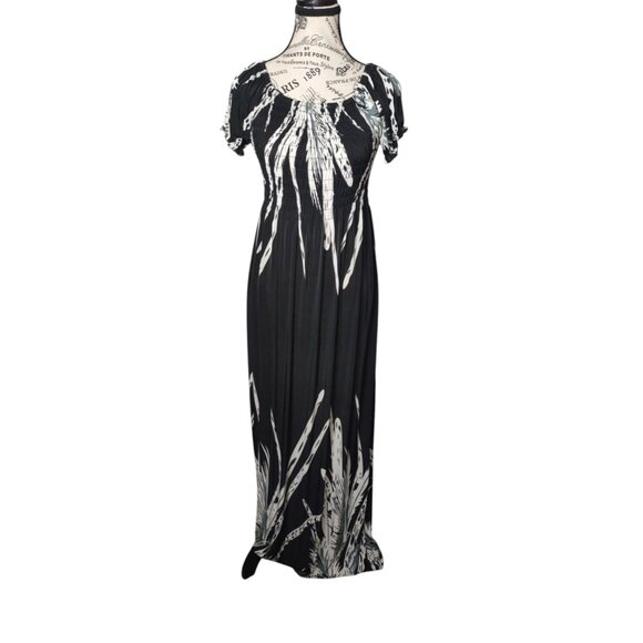 Timeless Boho Black Smocked Maxi Dress – Elegant Motif Print, Flowy & Feminine - Picture 2 of 6